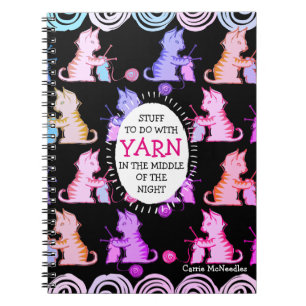 Katzen-Stricknadelstricker macht Ideennotizbuch in Notizblock