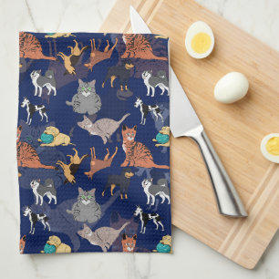 Katzen und Hunde Musterdesign auf Blau Geschirrtuch