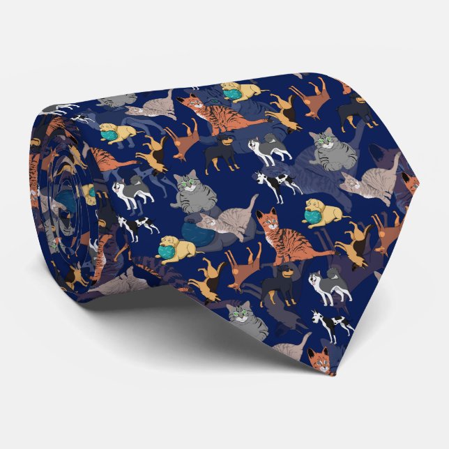 Katzen und Hunde Musterdesign auf Blau Krawatte (Gerollt)