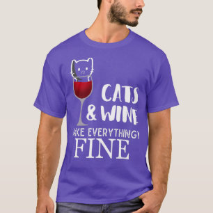 Katzen und Wein machen alles perfekt in einem Glas T-Shirt