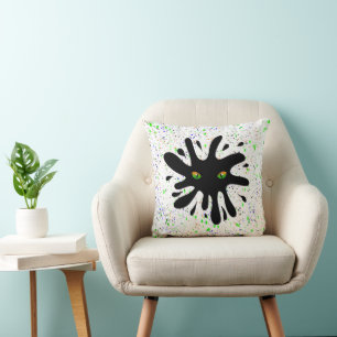 Katzenaugen mit Blick auf einen schwarzen Block Kissen