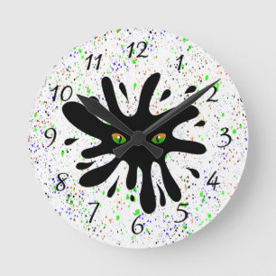 Katzenaugen mit Blick auf einen schwarzen Block Runde Wanduhr