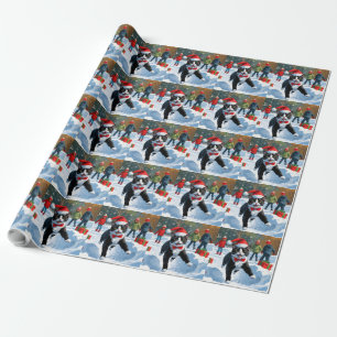 Katzendressierter Katze läuft im Schnee mit Weihna Geschenkpapier