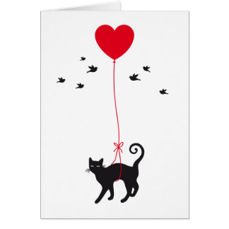 Katzenfliegen mit rotem Herzballon und -vögeln