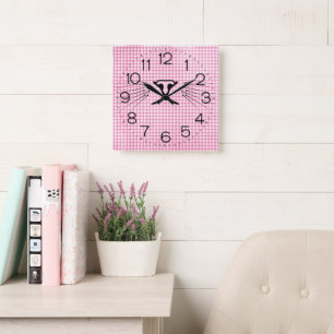 Katzenflüster auf Rosa und Weiß Gingham Quadratische Wanduhr