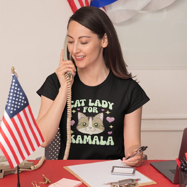 Katzenfrau unterstützt Kamala begeistert T-Shirt (Von Creator hochgeladen)