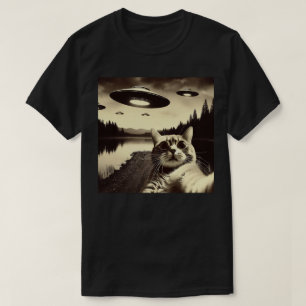 Katzenselfie mit UFO T-Shirt