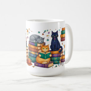 Katzenszene in gemütlicher Bibliothek beim Bücherl Kaffeetasse