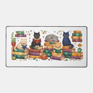 Katzenszene in gemütlicher Bibliothek beim Bücherl Schreibtischunterlage