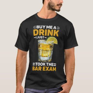 Kauf mir ein Getränk, ich habe gerade die Anwaltsp T-Shirt