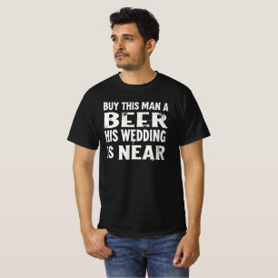 Kaufen Sie diesem Mann ein Bier, das seine Hochzei T-Shirt