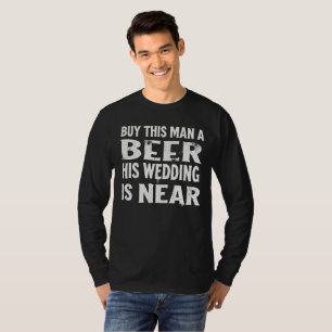 Kaufen Sie diesem Mann ein Bier, das seine Hochzei T-Shirt