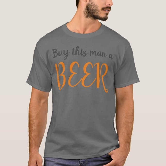 Kaufen Sie diesem Mann ein Bier - Lustige Sprüche  T-Shirt (Vorderseite)
