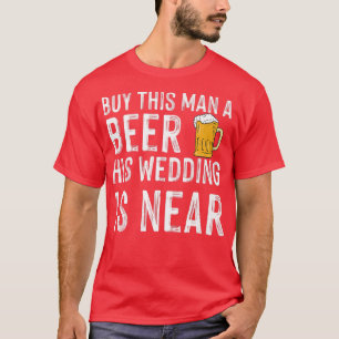 Kaufen Sie diesem Mann ein Bier seine Hochzeit in  T-Shirt