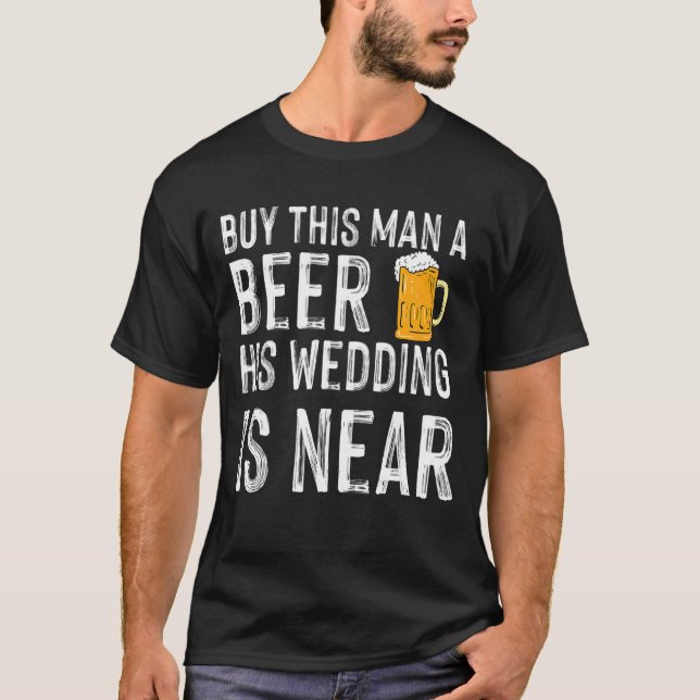 Kaufen Sie diesem Mann ein Bier seine Hochzeit ist T-Shirt (Vorderseite)