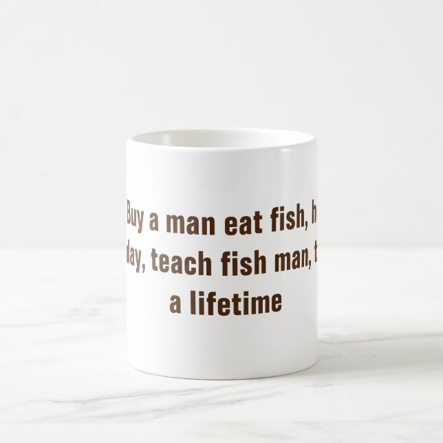 Kaufen Sie einen Mann fressen Fisch T - Shirt Kaffeetasse (Mittel)
