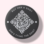 Kaufen Sie ihr einen Schuss | Bachelorette QR-Tast<br><div class="desc">Graue minimale "Kaufen Sie ihr einen Schuss,  sie bindet den Knoten"-Taste. Mit einem anpassbaren QR-Code! Fügen Sie einfach die Braut zu sein "Venmo,  Cashapp oder PayPal URL in den Bereich,  der in der "Personalize this Template",  und ein brandneuer QR-Code wird auf dem Design generiert.</div>