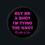 Kaufen Sie mich einen Schuss, den ich den Button<br><div class="desc">Kaufen Sie mich einen Schuss,  den ich den Knotenknopf binde,  damit Braut ist. Lustiges Zitat für Junggeselinnen-Abschied. Schwarzes und rosa Neonbuchstaben. Machen Sie ein für Braut und Brautjungfern.</div>