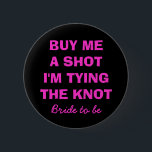 Kaufen Sie mich einen Schuss, den ich den Button<br><div class="desc">Kaufen Sie mich einen Schuss,  den ich den Knotenknopf binde,  damit Braut ist. Lustiges Zitat für Junggeselinnen-Abschied. Schwarzes und rosa Neonbuchstaben. Machen Sie ein für Braut und Brautjungfern.</div>