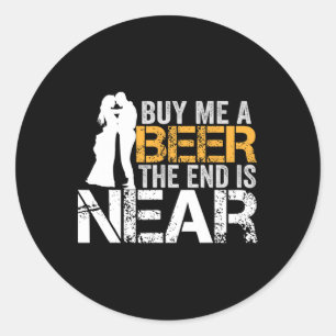 Kaufen Sie mir ein Bier das Ende ist nah Bachelor Runder Aufkleber