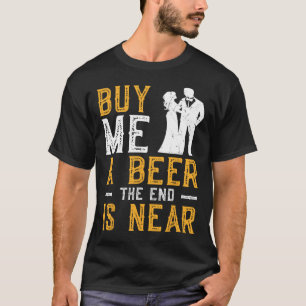 Kaufen Sie mir ein Bier das Ende ist nah Bachelor T-Shirt