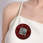 Kaufen Sie mir einen Drink Bride Junggeselinnen-Ab Button<br><div class="desc">Diese Bordeaux Buy Me a Drink I'm Getting Married-Taste enthält eine benutzerdefinierte weiße Schrift und Ihren Link auf Ihre Website der Wahl für die Leute an der Bar,  um Ihnen Cocktails am Abend vor Ihrer Hochzeit zu kaufen. Ideal für einen Junggesellen oder Junggeselinnen-Abschied!</div>