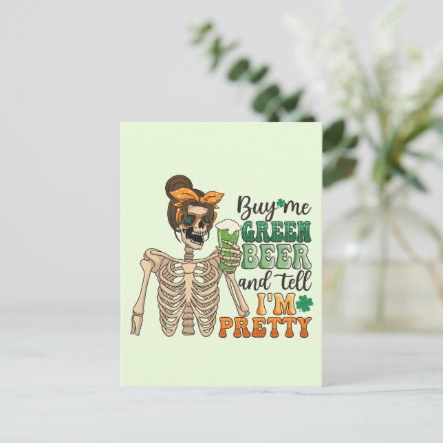 Kaufen Sie mir grünes Bier | St. Patrick's Day Postkarte (Stehend Vorderseite)