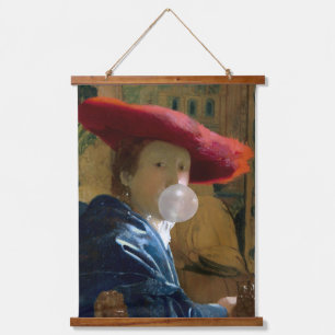 Kaugummi Diva in einem roten Hut, der ein Kaugummi Wandteppich Mit Holzrahmen