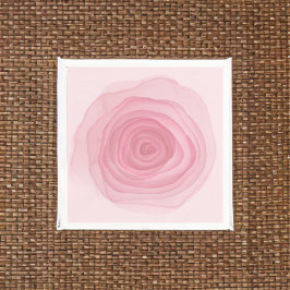 Kaum rosafarbene, farbige Rose in subtilen Rosa Serviette