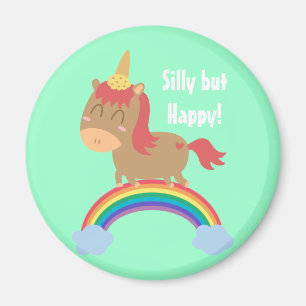 Kawaii Braunes Pferd, das versucht ein Einhorn zu  Magnet