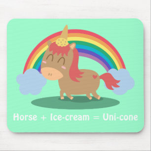 Kawaii Braunes Pferd, das versucht ein Einhorn zu Mousepad