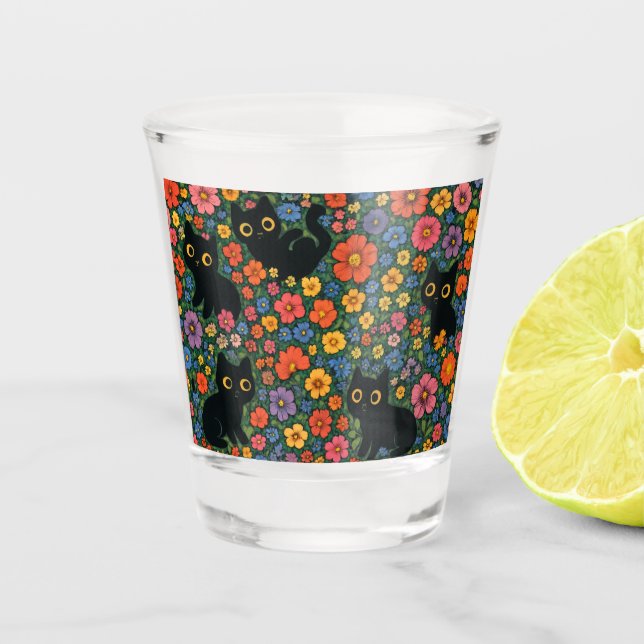 Kawaii Garden Art | Cute Black Cat Floral Pattern Schnapsglas (Vorderseite)