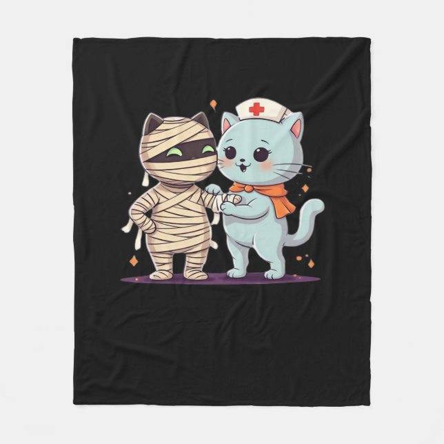 Kawaii Halloween Pals Mummy & Nurse cat Oversified Fleecedecke (Vorderseite)