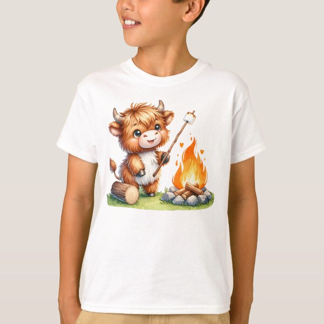Kawaii Highland Cow Roasting Marshmallows Camping T-Shirt (Vorderseite)