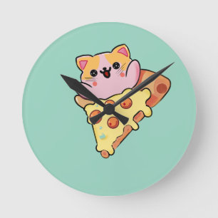 Kawaii-Katze, die Pepperoni-Pizza-Cartoon umarmt Runde Wanduhr
