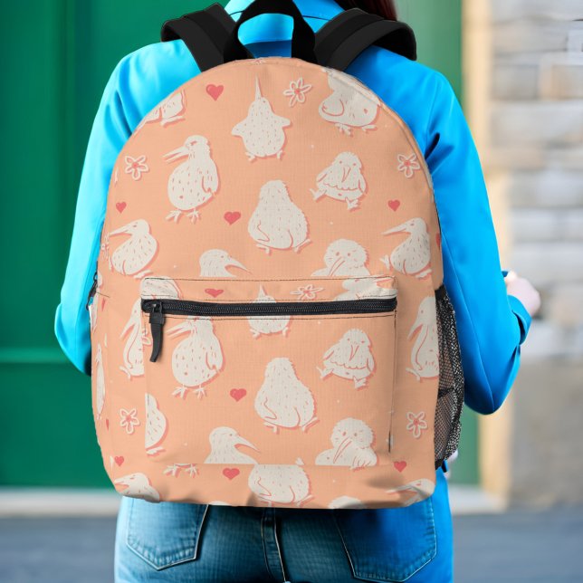 Kawaii Kiwi Bird Hinterns Niedlich Peach Funny Tee Bedruckter Rucksack (Cute peach kiwi backpack with a kawaii doodle pattern of silly birds with fuzzy butts)