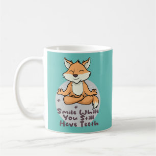 Kawaii lustiger Fuchs lächeln und Yoga-Posen mache Kaffeetasse