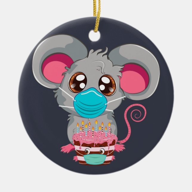 Kawaii Maus mit Gesichtsmaske mit Kuchen Keramik Ornament (Vorne)