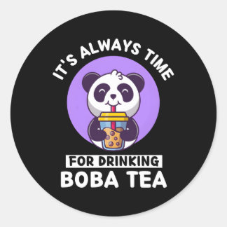 Kawaii Panda ist immer Zeit, Boba Te zu trinken Runder Aufkleber