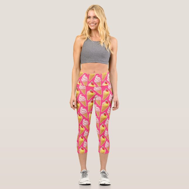 Kawaii-rosa Muster mit Erdbeereis Capri Leggings (Vorderseite)