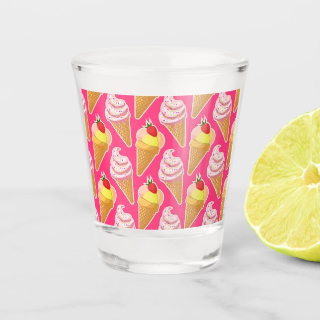 Kawaii-rosa Muster mit Erdbeereis Schnapsglas (Vorderseite)