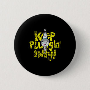 Kawaii Spark Plug-Behalt-Pluggin Away Motivierend  Button