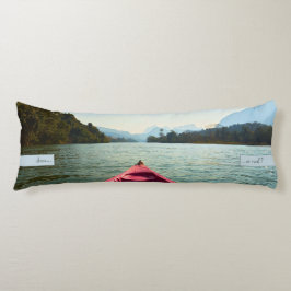 Kayak auf einem Fluss in Asien, Freiheit voraus Seitenschläferkissen