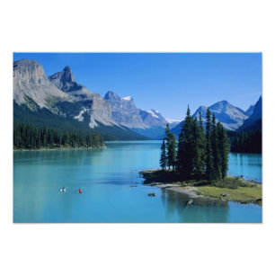 Kayakfahren auf dem Maligne Lake bei Spirit Island Fotodruck