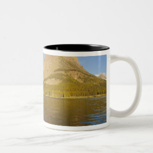 Kayakfahren auf dem Swiftcurrent Lake bei Sonnenau Zweifarbige Tasse