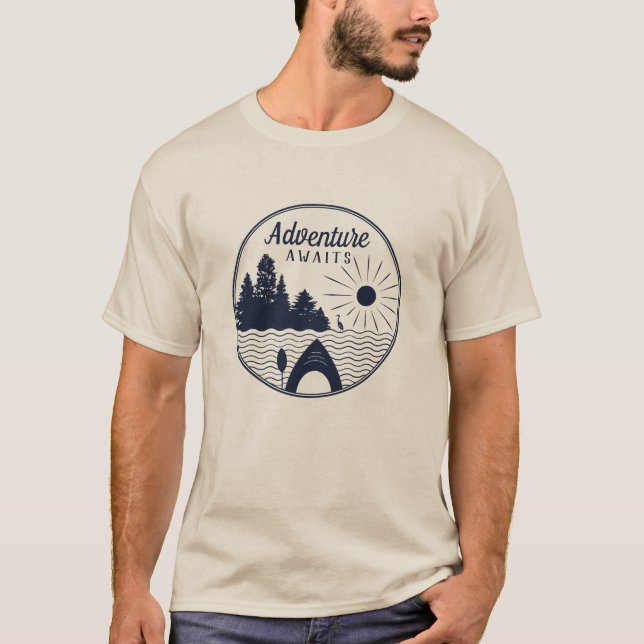 Kayaking Abenteuer erwarten mit Kajak-Illustration T-Shirt (Vorderseite)