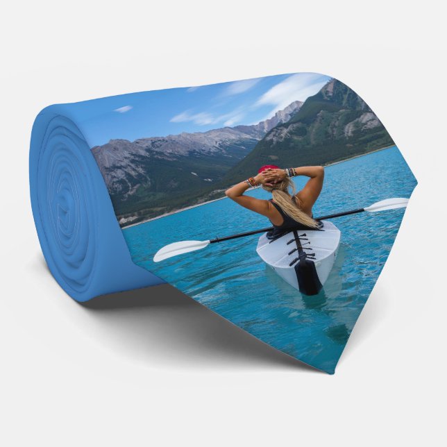 Kayaking Lake Mountain Blue Water Necktie Krawatte (Gerollt)