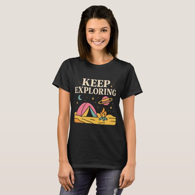 Keep Exploring – Cosmic Camping Adventure Design T-Shirt (Vorne ganz)