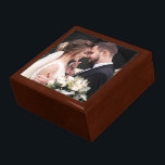Keepake Wedding Foto Erinnerungskiste<br><div class="desc">Diese hochwertige Kiste ist eine hübsche Holzkiste für Neuvermählte oder für Jubiläumsgeschenke und hat ein Foto auf dem äußeren Deckel, das Sie mit Ihrem gewünschten Foto personalisieren können. Dieser Artikel ist ein wunderbares Geschenk für Hochzeiten, Jubiläen oder andere besondere Anlässe. Es ist ein idealer Ort, um Schmuck, kleine Pfannkuchen oder...</div>