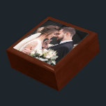 Keepake Wedding Foto Erinnerungskiste<br><div class="desc">Diese hochwertige Kiste ist eine hübsche Holzkiste für Neuvermählte oder für Jubiläumsgeschenke und hat ein Foto auf dem äußeren Deckel, das Sie mit Ihrem gewünschten Foto personalisieren können. Dieser Artikel ist ein wunderbares Geschenk für Hochzeiten, Jubiläen oder andere besondere Anlässe. Es ist ein idealer Ort, um Schmuck, kleine Pfannkuchen oder...</div>
